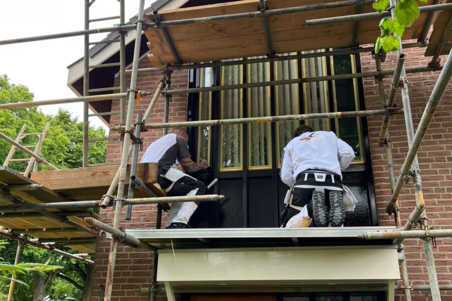 Twee man aan de gevel